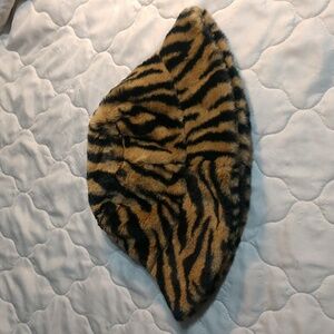 NWT Tiger stripe Versona women's bucket hat